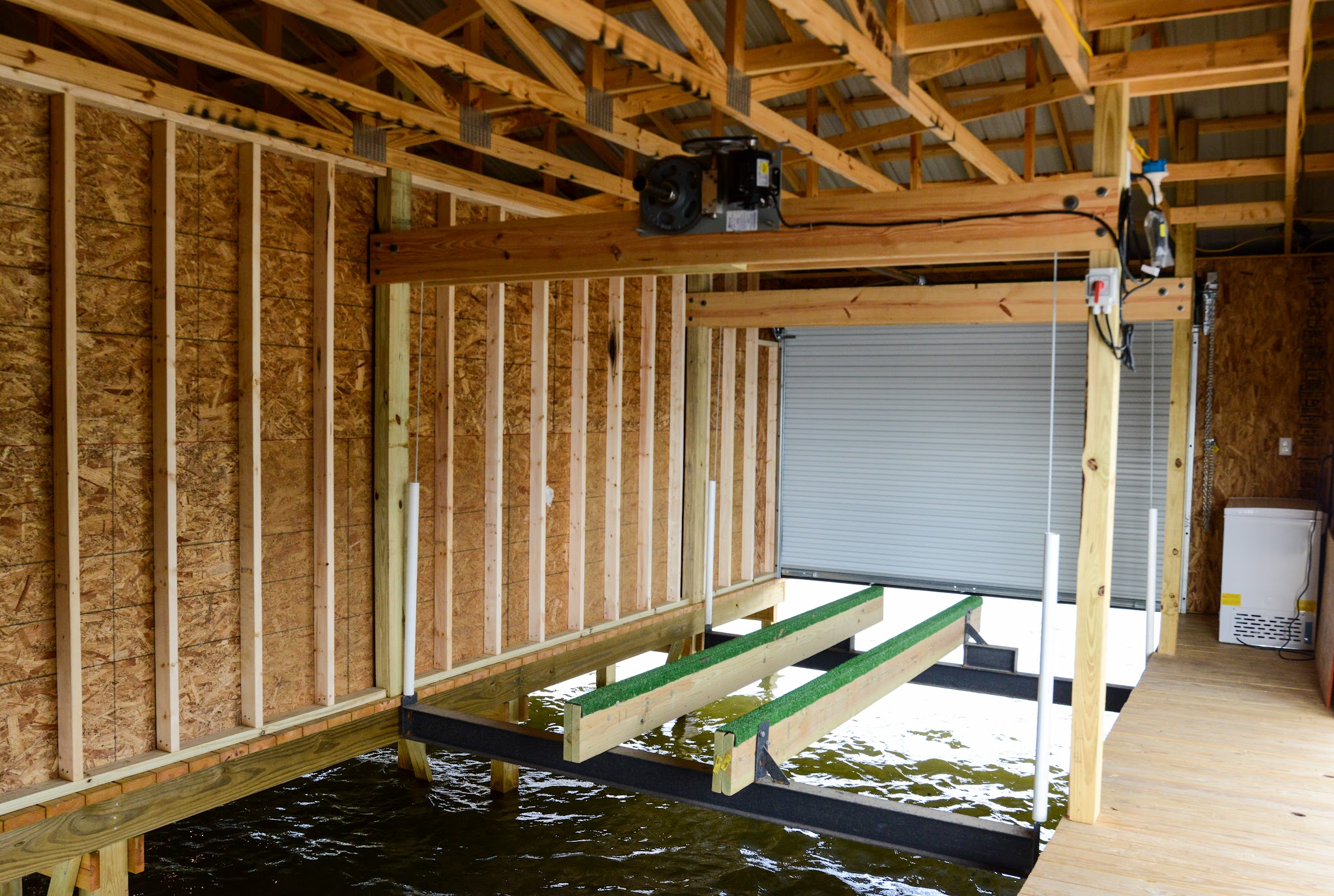 Boat lift inside the fully enclosed Guntersville Getaway boathouse for bass boat lodging
